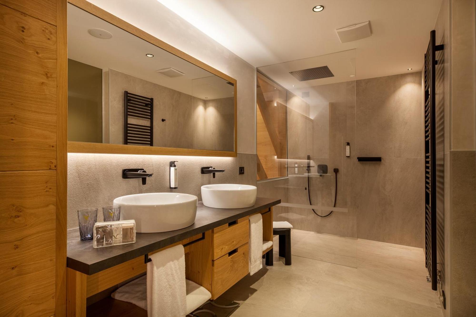 Zimmer mit Kingsize-Bett und Zugang zum Spa